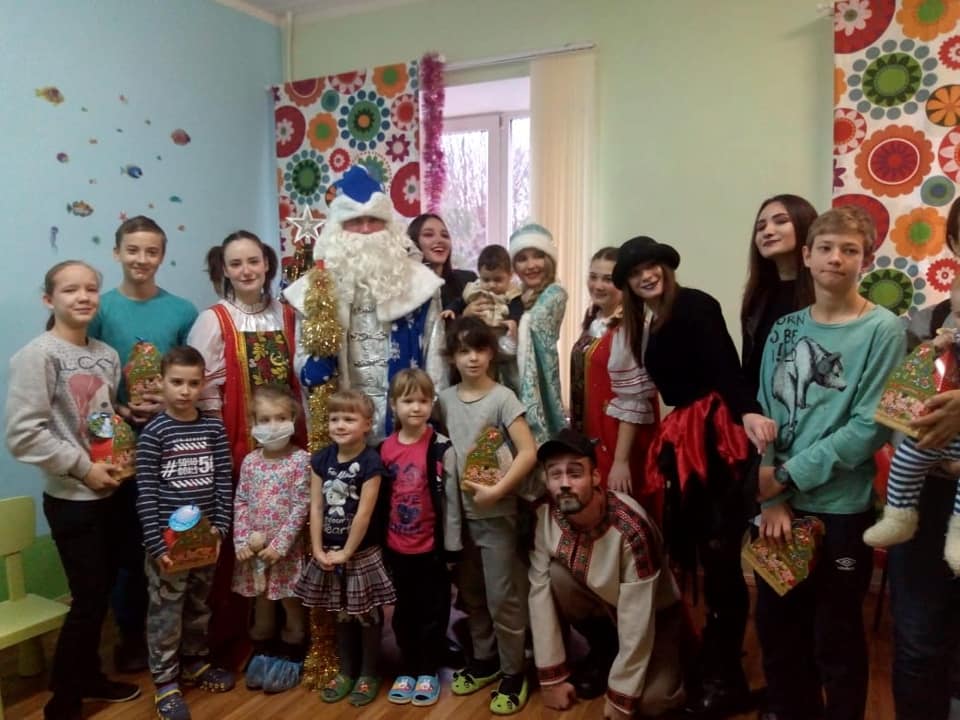 Поздравление маленьких пациентов детского отделения ЦРБ Аксайского района с наступающим Новым Годом