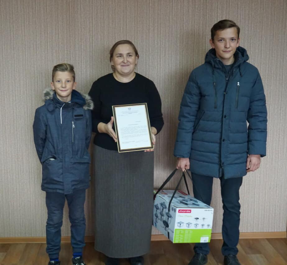Поздравил многодетную маму Прокопчук Оксану Петровну