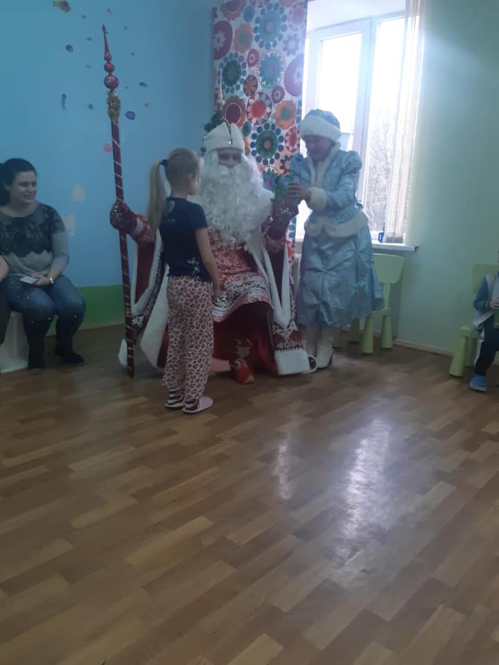 Поздравил маленьких пациентов районной больницы Аксайского района