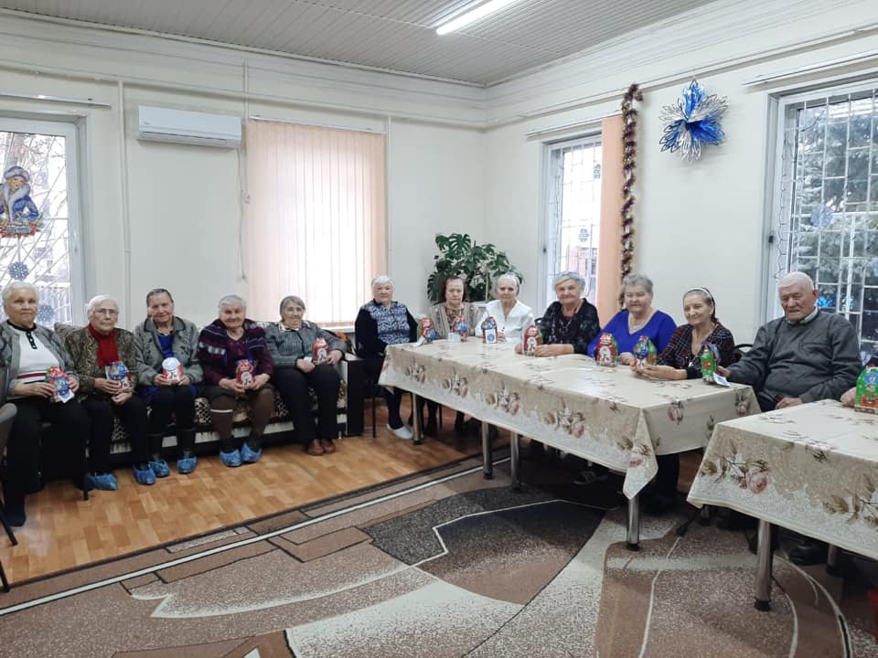 Поздравил участников клуба "хорошее настроение" Центра социальной защиты Аксайского района