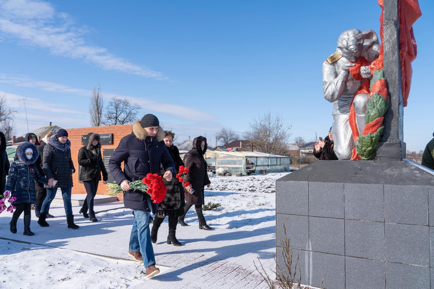 Возложение цветов к братской могиле